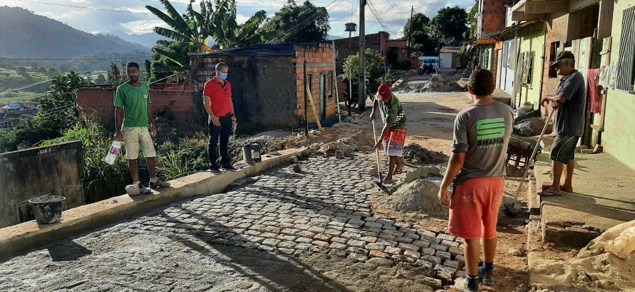 Secretaria de Obras conclui calçamento da rua da Jaqueira e recupera muro e rua na Getúlio Vargas